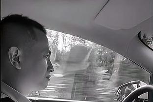 图片报：桑乔的车挡风玻璃违规贴膜，因车在英格兰注册而免于被罚